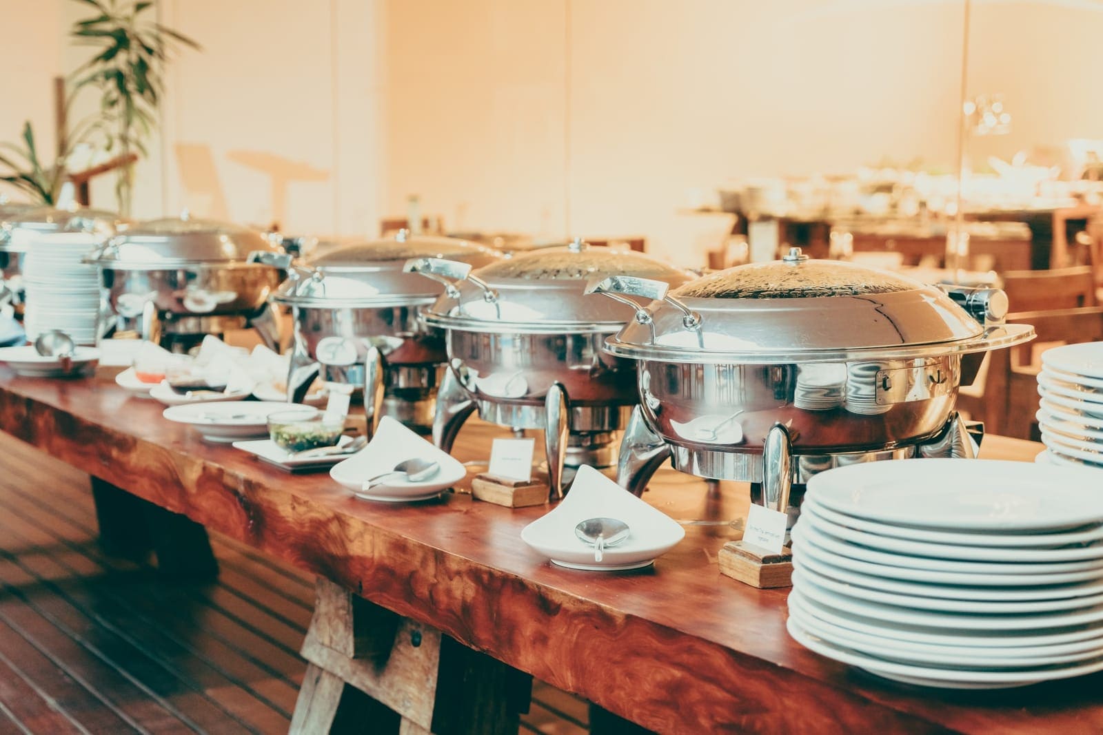 Buffet de plats chauds dressé pour une réception